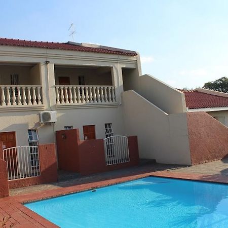Flamboyant Guest Lodge Johannesburg Esterno foto