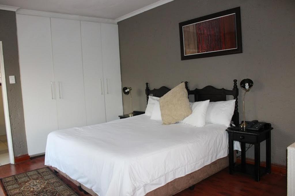 Flamboyant Guest Lodge Johannesburg Esterno foto